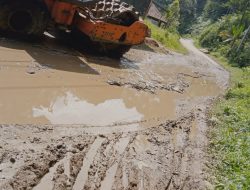 Jalan Raya Muncang Antar Kecamatan Sobang Disulap Jadi Danau Lumpur PUPR Lebak Diduga Enjoy Tumpang kaki Di Kursi Rakyat