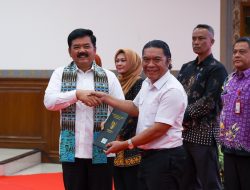 Pj. Gubernur Banten Al Muktabar Sertai Menteri ATR/BPN Hadi Tjahjanto Serahkan Sertipikat Tanah di Kabupaten Serang