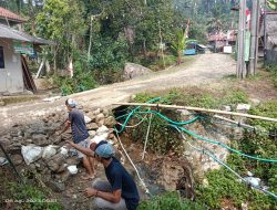 Jembatan Lintas Kecamatan Sobang Lagi-Lagi Terperosot atau Longsor Terbawa Arus Sungai