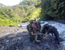 Merajut Asa, Satgas Mobile Raider 300 Bersama Masyarakat Papua Membersihkan Jalur Antar Distrik