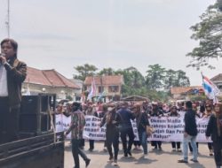 Mantan Bupati Lebak Diajak Duel Pendemo Jayasari Lebak akibat Buntut Dugaan Penyerobotan lahan Milik Warga Lebak Banten