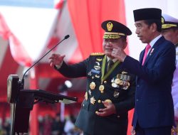Saksikan Defile Pasukan dan Pawai Alutsista TNI, Presiden: Sangat Komplet