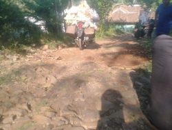 Masyarakat Mengeluh Jalan Poros Desa Rusak Parah Sudah Bertahun-Tahun