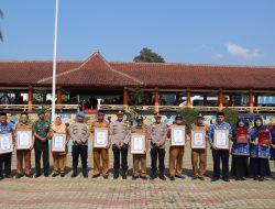 Kapolres Pandeglang Memberikan Penghargaan kepada Delapan Camat Berdedikasi dalam Membantu Tugas Polisi
