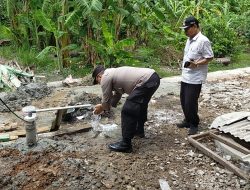 Polsek Panimbang Salurkan Bantuan Sumur Bor dan Pompa Air dari Kapolda Banten Irjen Pol. Abdul Karim untuk Masyarakat di Desa Teluk Lada