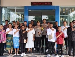 Kapolres Serang Lepas Keberangkatan Adik – Adik Pelajar Asal Papua Menuju Gereja Untuk Melaksanakan Perayaaan Natal 2023
