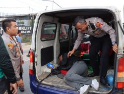Kapolres Serang Bantu Evakuasi Korban Kecelakaan Lalulintas Dijalan Raya Serang Tangerang