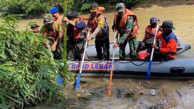 Cegah Banjir, Kapolres Lebak bersama Forkopimda Lebak bersihkan Sampah di Bantaran Sungai Ciujung