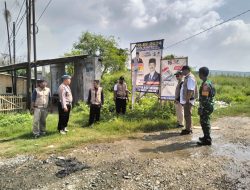 Anggota Polsek Jawilan Dampingi Panwascam Dalam Penertiban Alat Peraga Kampanye Pemilu 2024