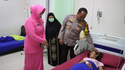 Kapolres Pandeglang dan Ketua Bhayangkari Cabang Pandeglang Salurkan Kepedulian, Menjenguk Keluarga Personil Polres yang Sedang Sakit
