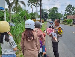 Kapolres Pandeglang Memberikan Pertolongan Langsung kepada Korban Kecelakaan di Jalan Raya Serang – Pandeglang