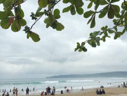 Destinasi Wisata Pantai Sawarna di Bayah,  Lebak Ramai Pengunjung, Cocok Jadi Pilihan Liburan Keluarga