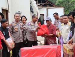 Kapolres Pandeglang Salurkan Bantuan Sembako dan Perlengkapan Tidur Korban Bencana Alam di Kampung Kadu Walang