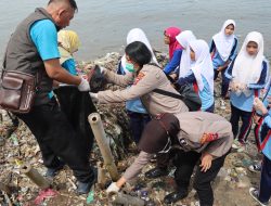 Polwan Polres Pandeglang Berpartisipasi dalam Kegiatan Pembersihan Sampah di Pesisir Pantai