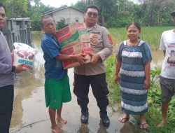 Polsek Kopo Polres Serang Menyerahkan Bantuan Dari Bapak Kapolres Serang Kepada Korban Bencana Banjir