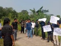 Kantor Desa Pudar Di Geruduk Warga.